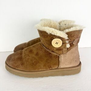 Ugg Mini Bailey Button Boot Womens Size 8 Logo Spellout Brown Monogram